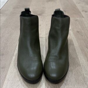 Elegant Cole Haan Olive Leather Ankle Booties